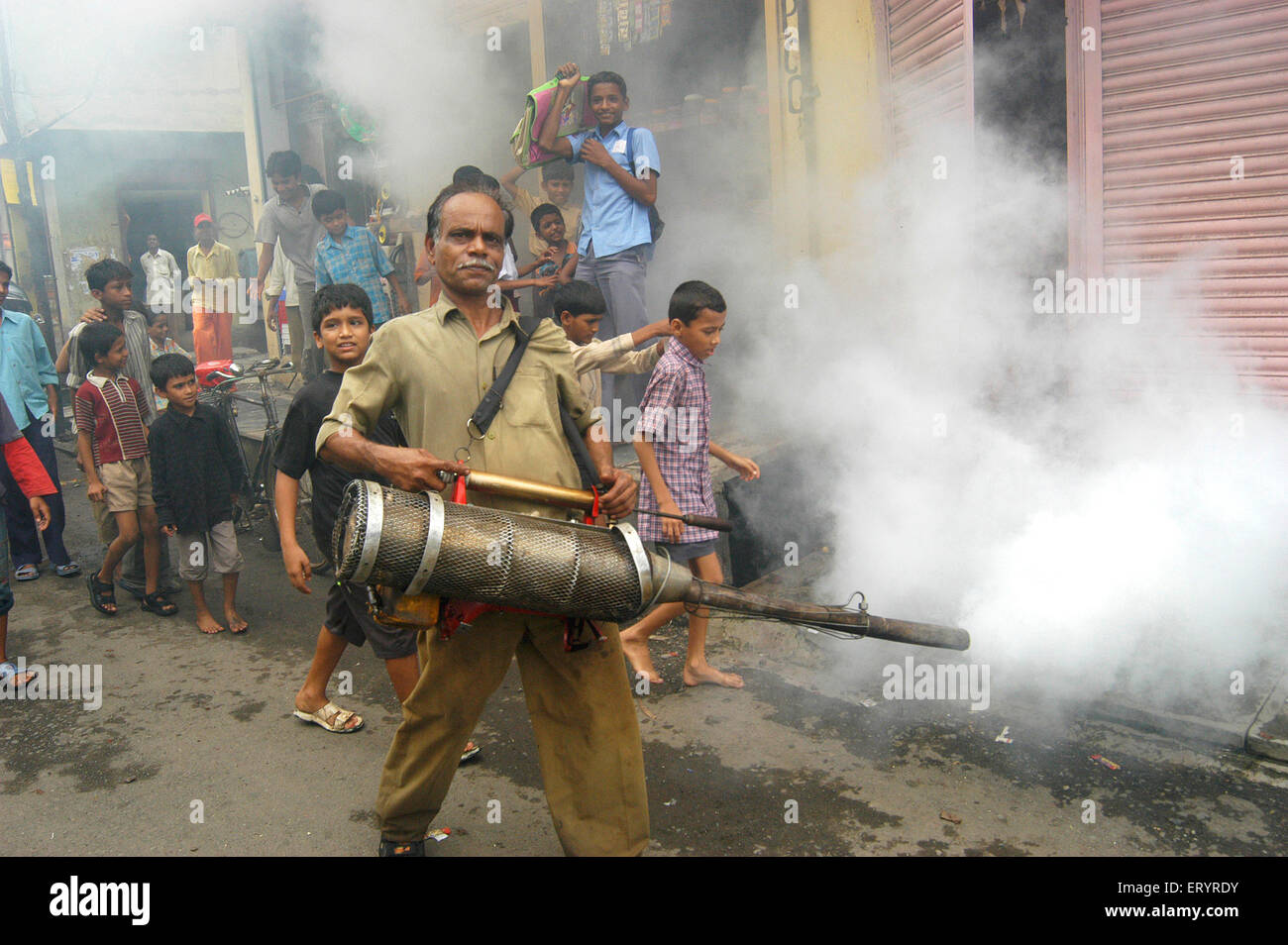 Städtische Arbeiter mit fogging Maschine in der Spur, um Malaria in Bombay Mumbai zu kontrollieren; Maharashtra; Indien Stockfoto