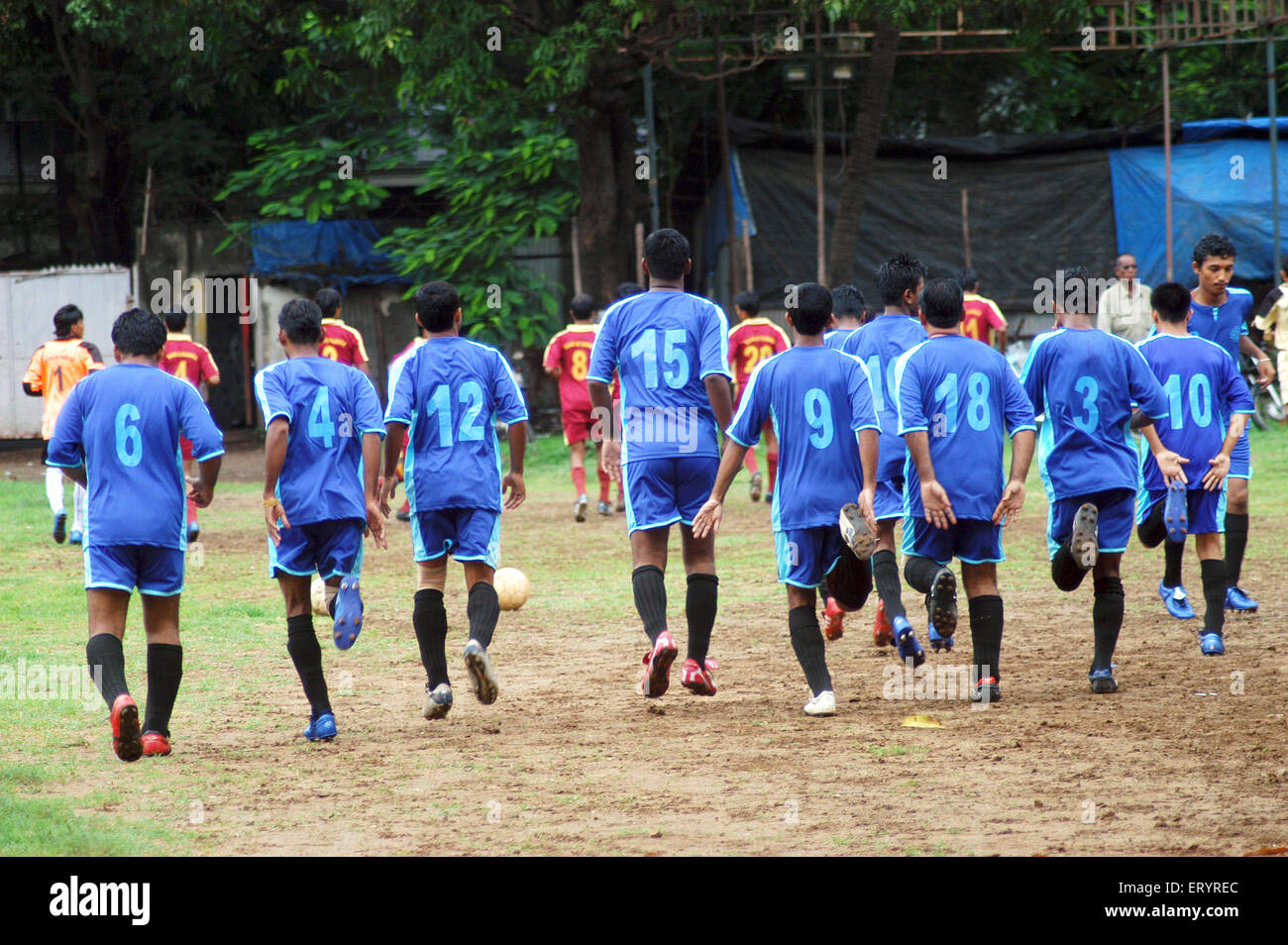 Spieler, die sich vor dem Fußballspiel auf dem Cooperage Football Ground, Cooperage Football Stadium, Bombay, Mumbai, Maharashtra, Indien, Asien aufwärmen Stockfoto