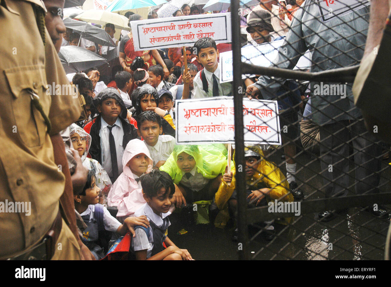 Indischer Protest, Schulkinder und Eltern protestieren im Regen, New Bombay, Navi Mumbai, Maharashtra, Indien, Asien Stockfoto