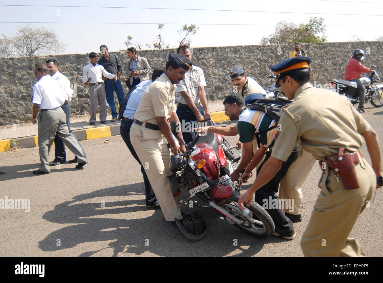 Polizei kam an Stelle für die Untersuchung von zwei Wheeler Unfall am östlichen express Highway in Bombay Mumbai Maharashtra, Indien Stockfoto