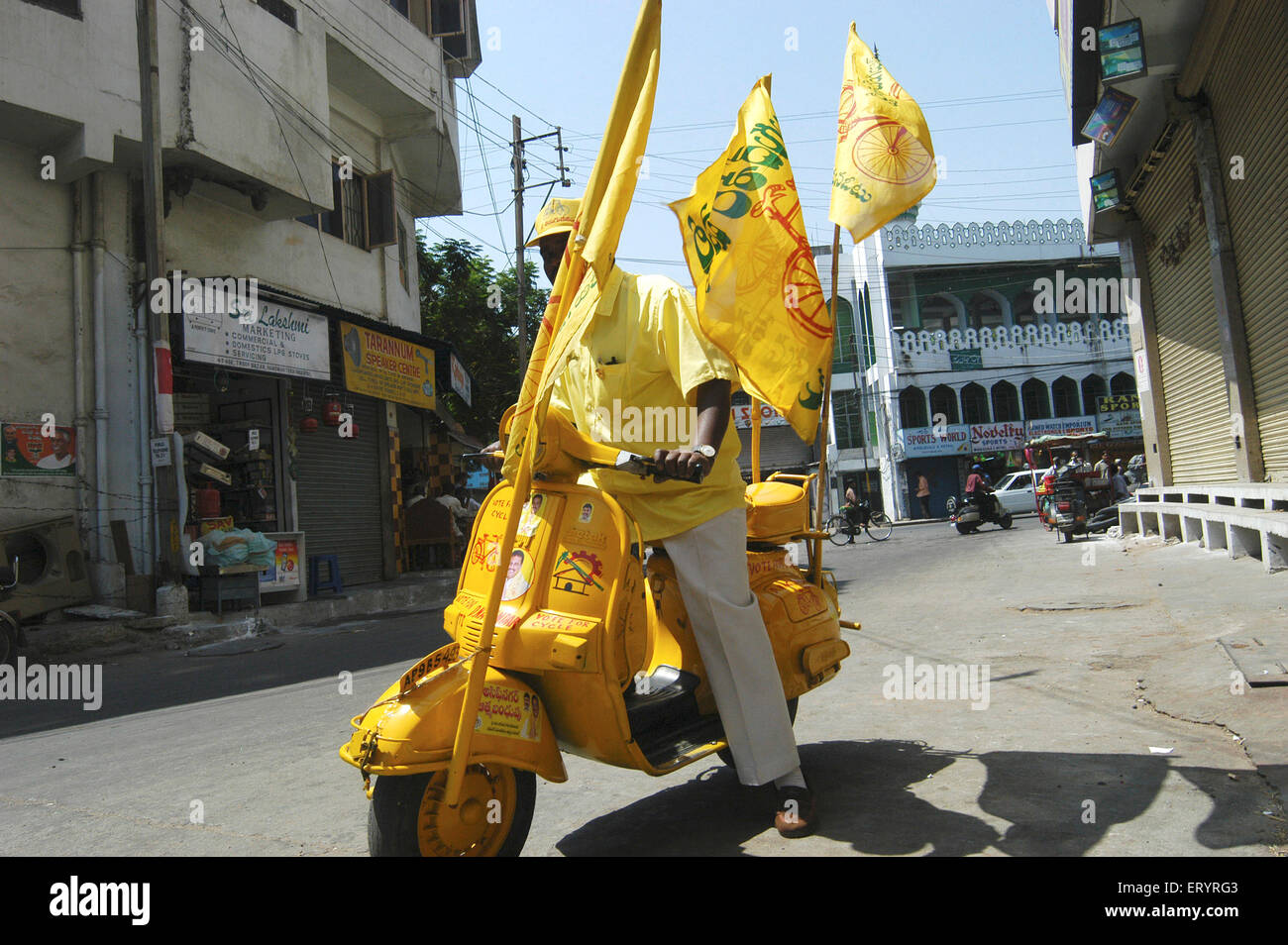 TDP, Telugu Desam Parteiführer D. Nagender gemalt auf Roller für Wahlkampf, Hyderabad, Andhra Pradesh, Telengana, Indien, Asien Stockfoto