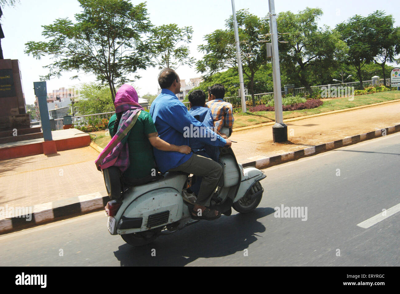 Familie auf Roller in Hyderabad; Andhra Pradesh; Indien Stockfoto