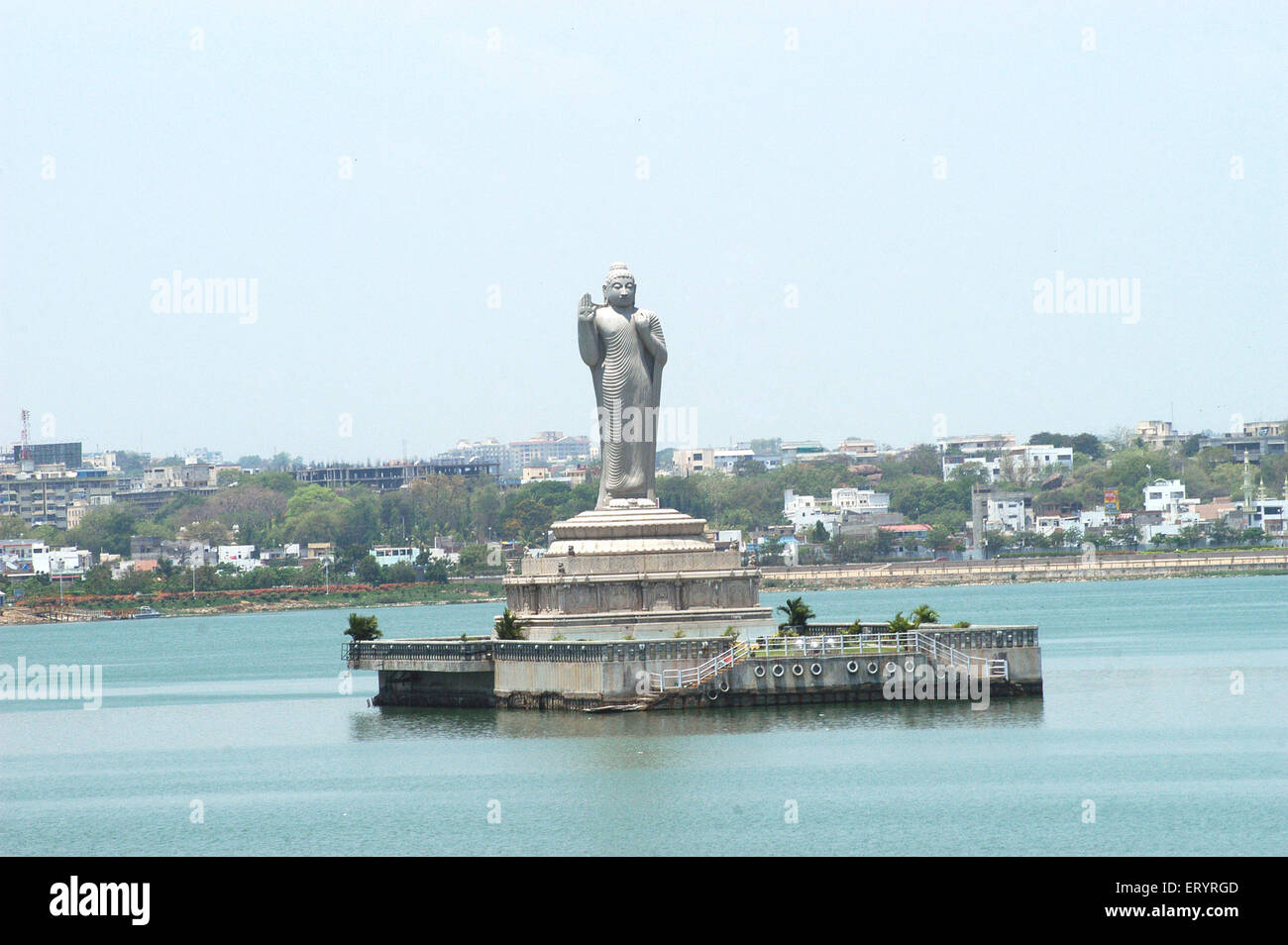 Buddha-Statue in der Mitte des Hussain Sagar See in Hyderabad gelegen; Andhra Pradesh; Indien Stockfoto