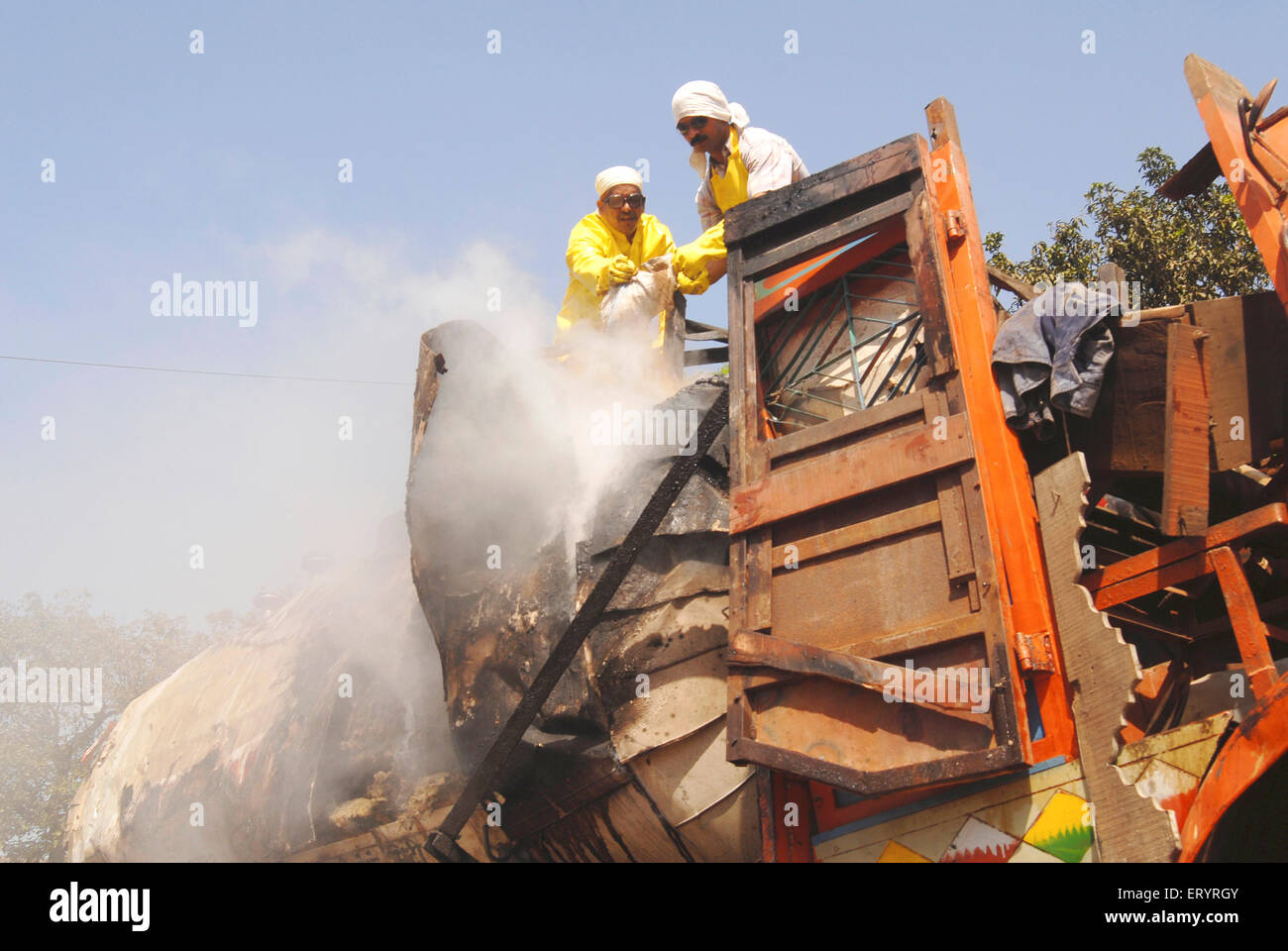 Chemische Tank LKW Unfall, Verstopfung chemische Lecks, Panvel, Maharashtra, Indien, Asien Stockfoto