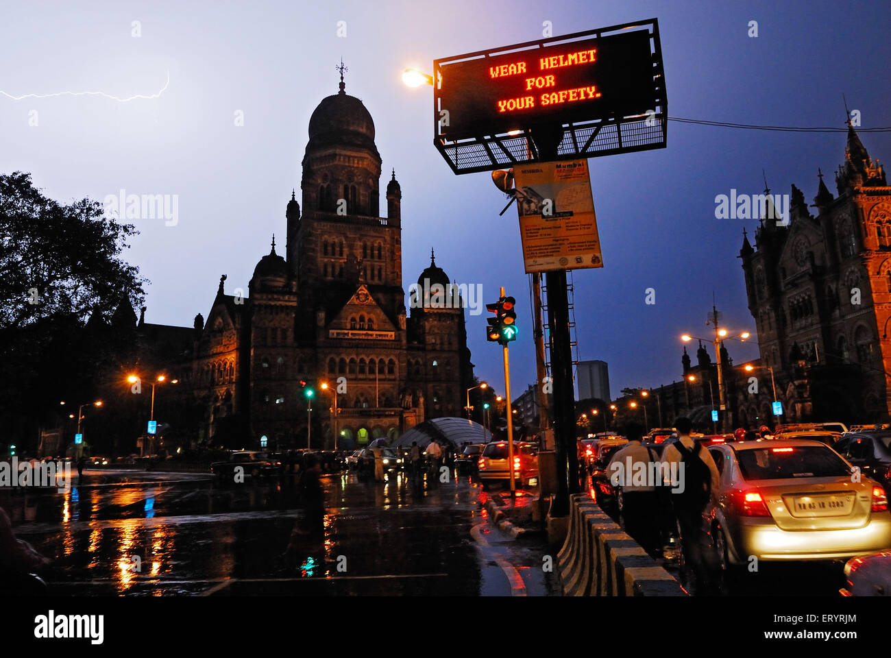 Blitz auf Brihan Mumbai Corporation und elektronische Tafel; DN-Straße; Fort; Bombay Mumbai; Maharashtra; Indien Stockfoto