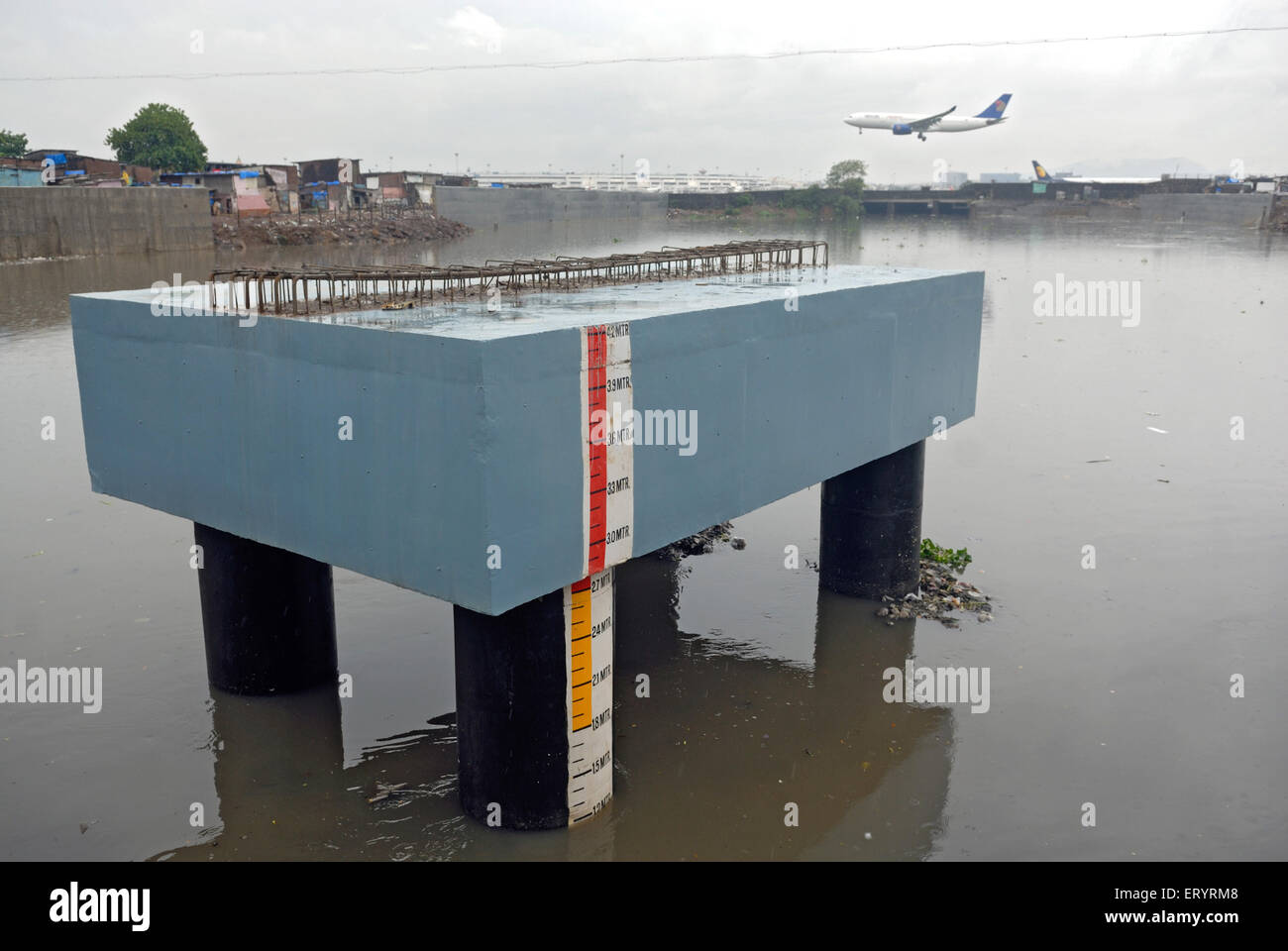 Wasserstand Mark mit Schild am Mithi Fluss; Kurla; Bombay Mumbai; Maharashtra; Indien 8. Juli 2009 Stockfoto