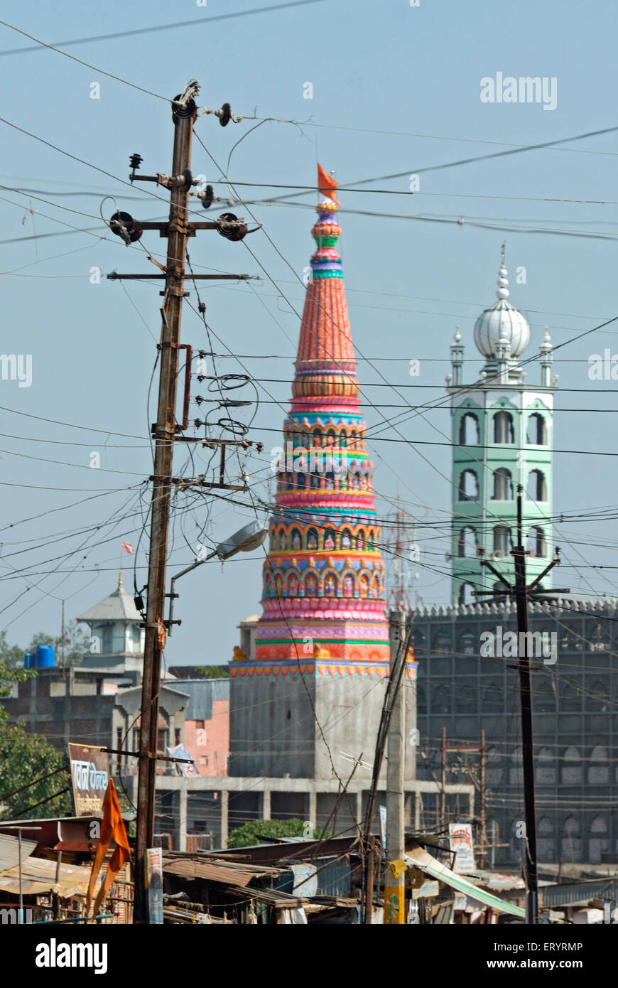 Moschee und Tempel Kuppeln, Machtdiebstahl, verworrene Stromleitungen, Malegaon; Maharashtra; Indien, asien Stockfoto