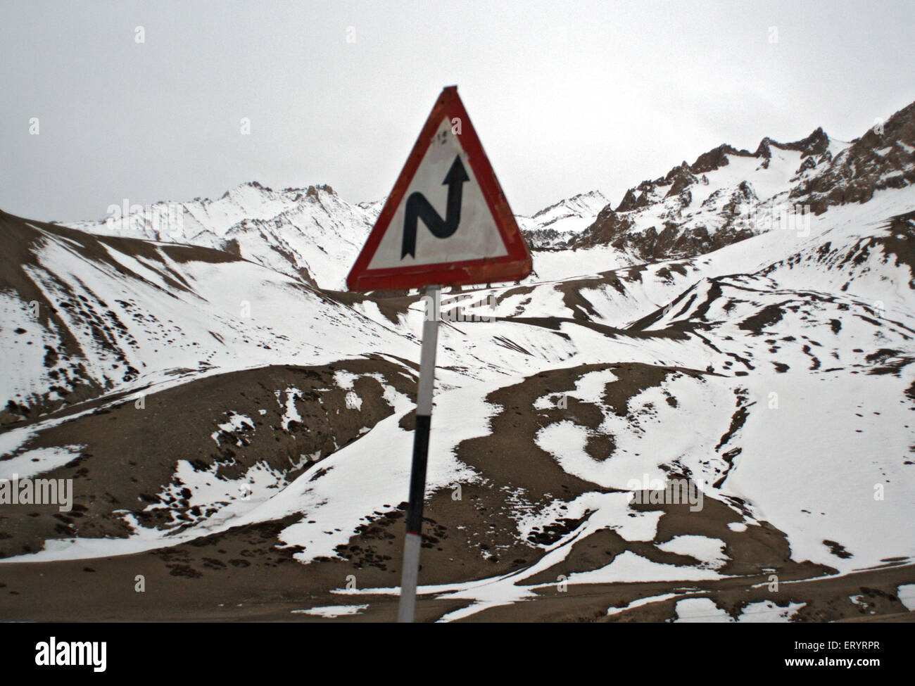 Links rückwärts beugen Schild mit Himalaya-Gebirge; Ladakh; Jammu und Kaschmir; Indien 9. April 2008 Stockfoto
