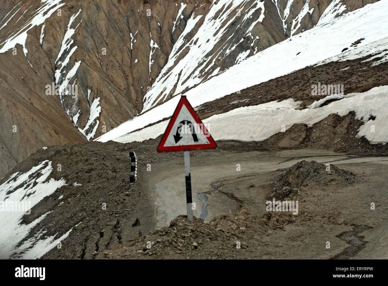 Links biegen Schild auf Leh Kargil Straße; Ladakh; Jammu und Kaschmir; Indien 9. April 2008 Stockfoto