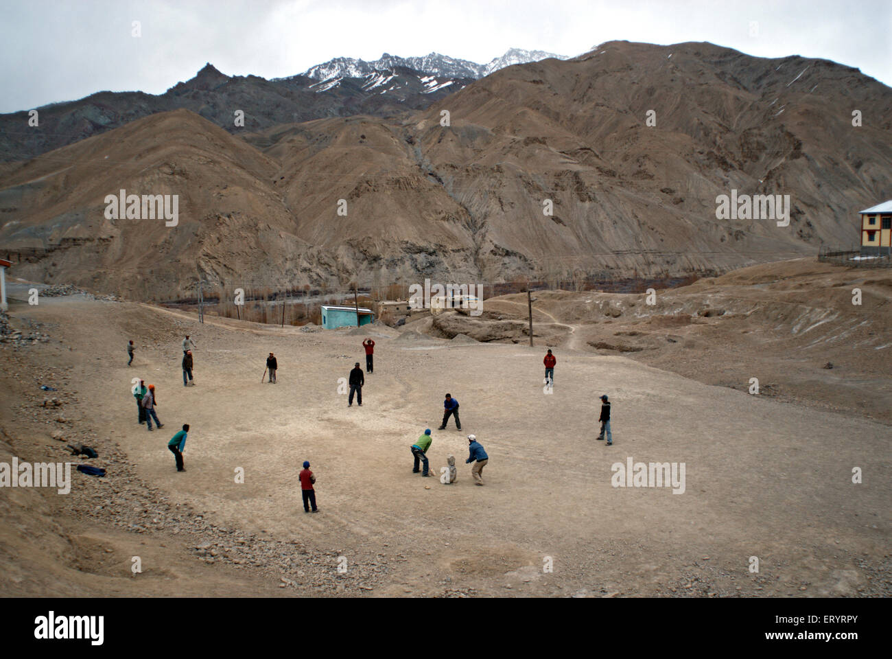 Jungs spielen Cricket; Wakha Wado Dorf; Kargil; Leh; Ladakh; Jammu und Kaschmir; Indien 9. April 2008 Stockfoto