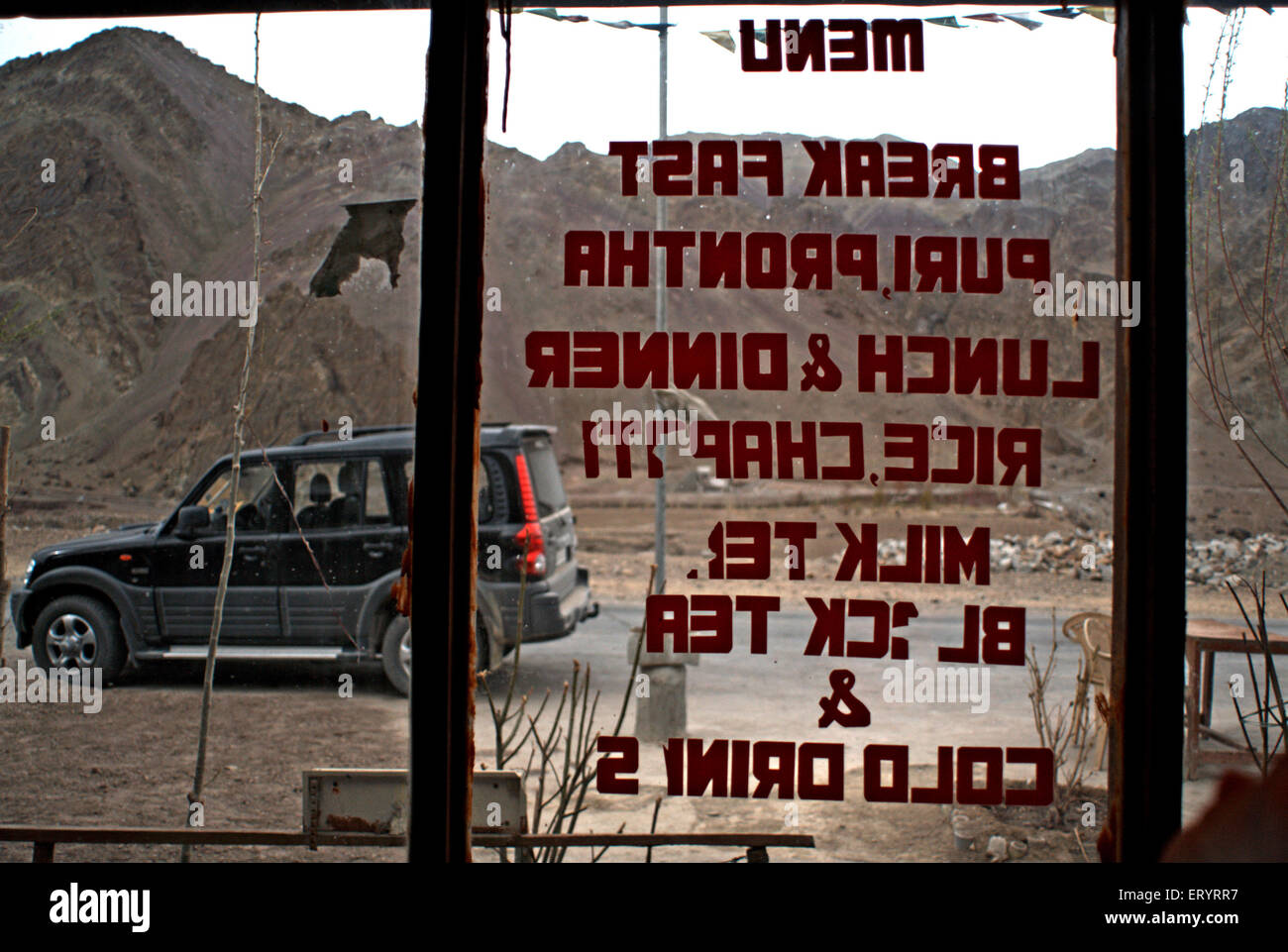 Menü an der Glastür des Restaurants , Leh , Ladakh , Jammu und Kaschmir , Indien , Asien Stockfoto