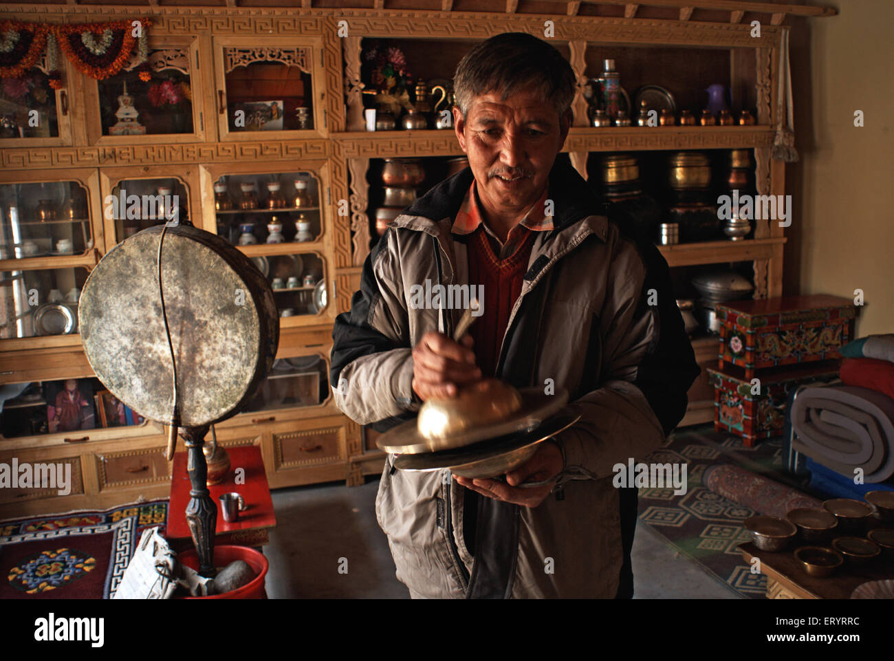 Tibetische Mann spielen große Chyams Trommel; Leh; Ladakh; Jammu und Kaschmir; Indien nicht Herr 9. April 2008 Stockfoto