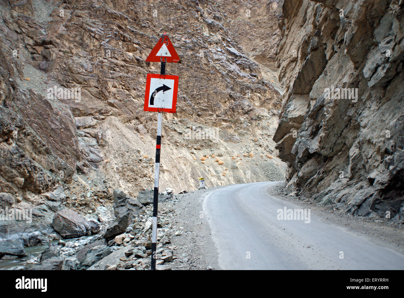 Biegen Sie rechts Schild auf Leh Kargil Road; Ladakh; Jammu und Kaschmir; Indien 9. April 2008 Stockfoto