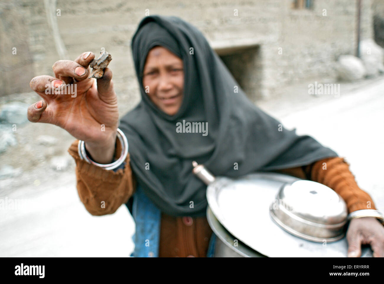 Frau zeigt Granatsplitter, Kargil, Leh, Ladakh, Jammu und Kaschmir, Indien, Asien Stockfoto
