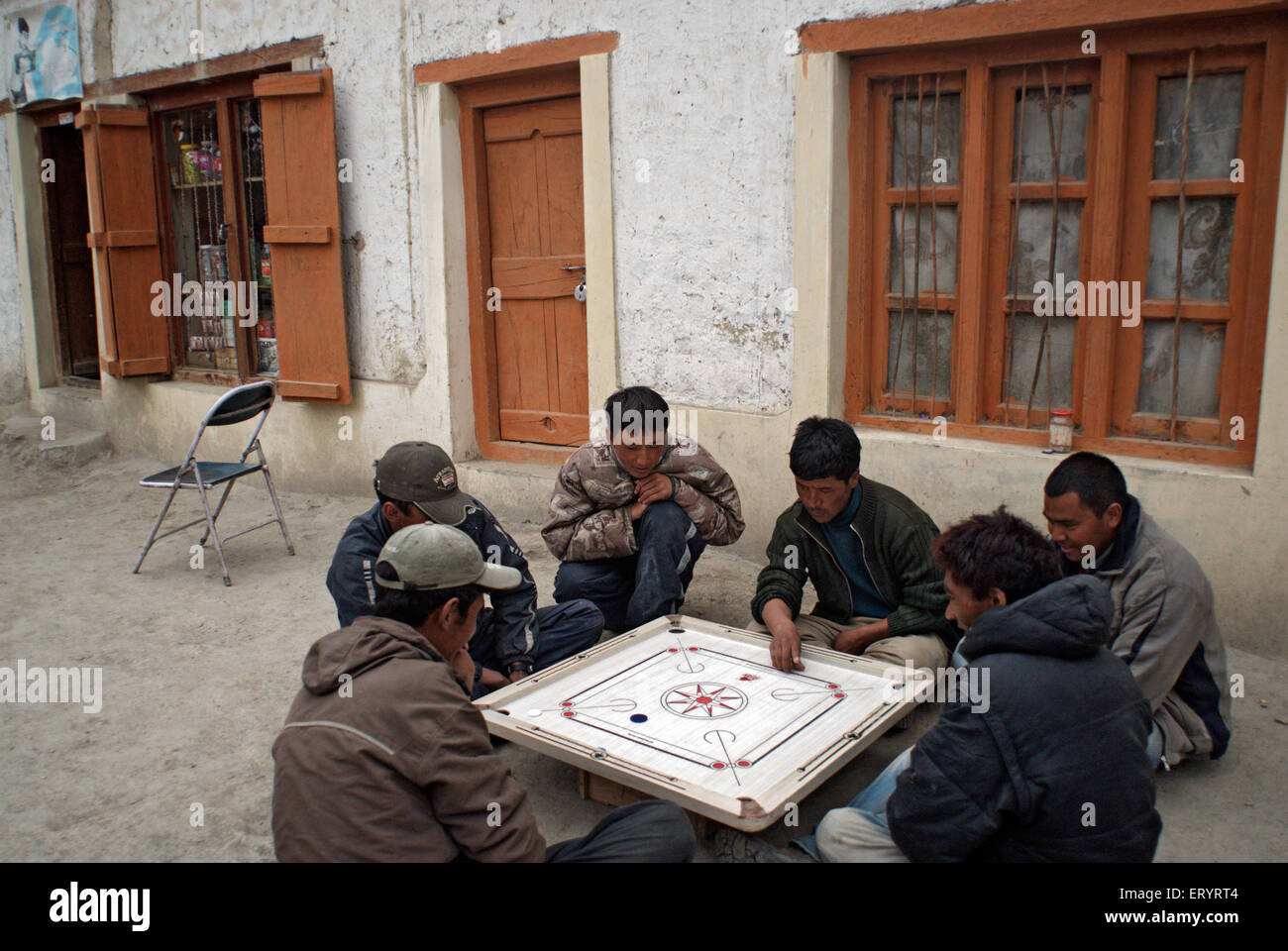 Männer spielen Karambolage in Mulbekh Dorf; Leh; Ladakh; Jammu und Kaschmir; Indien nicht Herr 10. April 2008 Stockfoto
