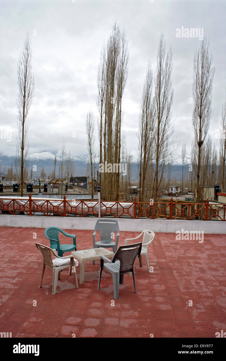 Stühle und schneebedeckten Berge des Himalaya; Leh; Ladakh; Jammu und Kaschmir; Indien 10. April 2008 Stockfoto