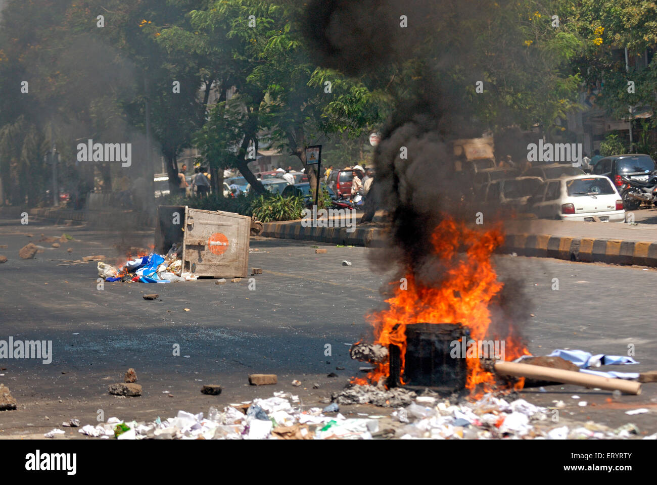 Brennender Müll auf der Straße; gewalttätiger Protest, Bandra; Bombay, Mumbai; Maharashtra; Indien, Asien Stockfoto