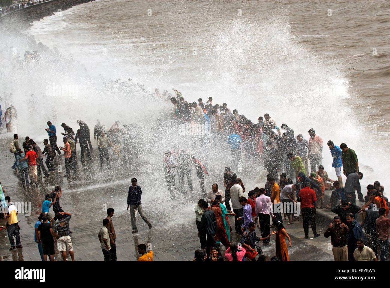Menschen, die genießen Scatqueens Wellen am marine Drive; Bombay Mumbai; Maharashtra; Indien 24. Juli 2009 Stockfoto