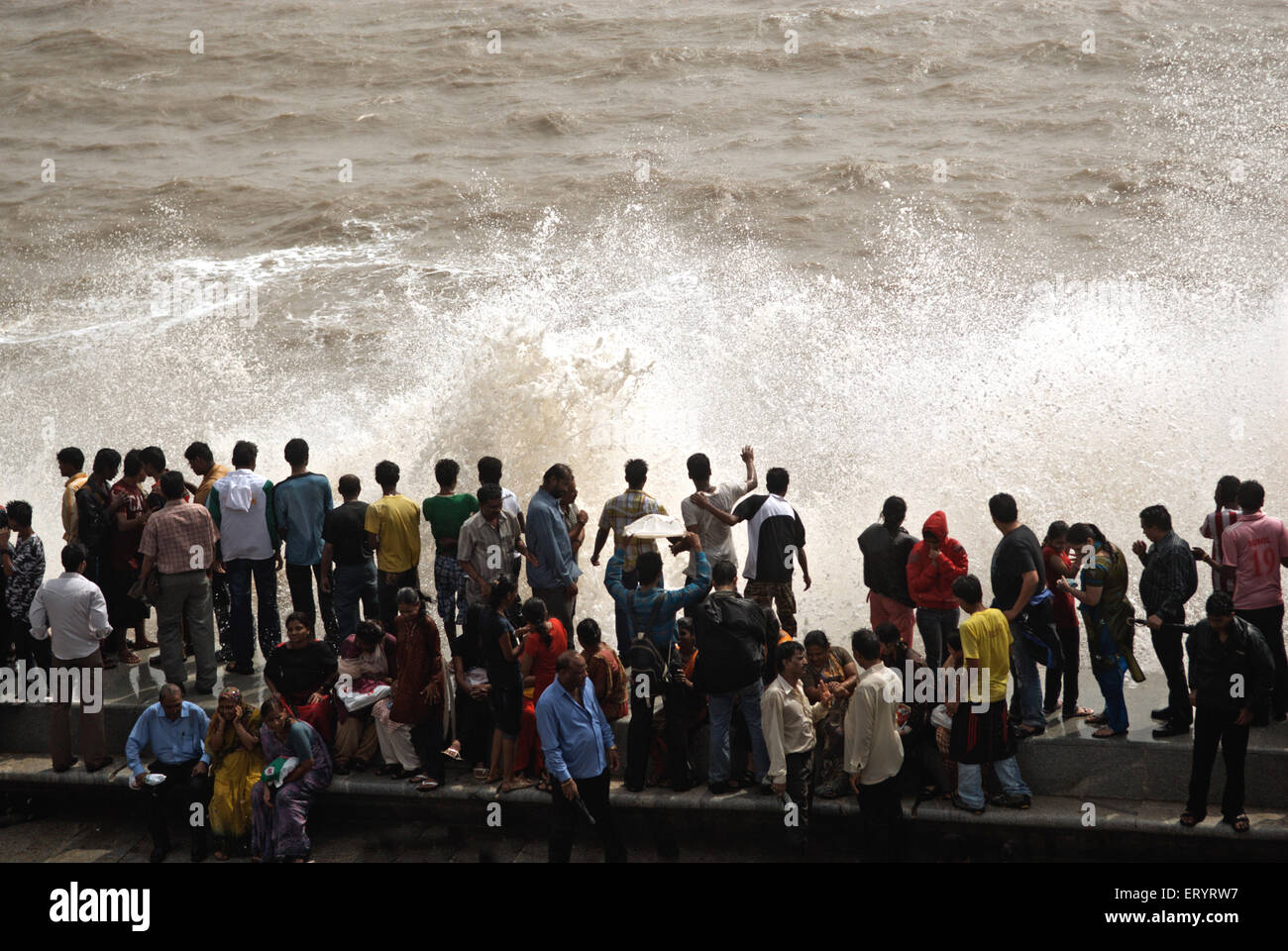 Menschen genießen Monsun Wellen , Marine Drive , Bombay , Mumbai , Maharashtra , Indien , Asien Stockfoto