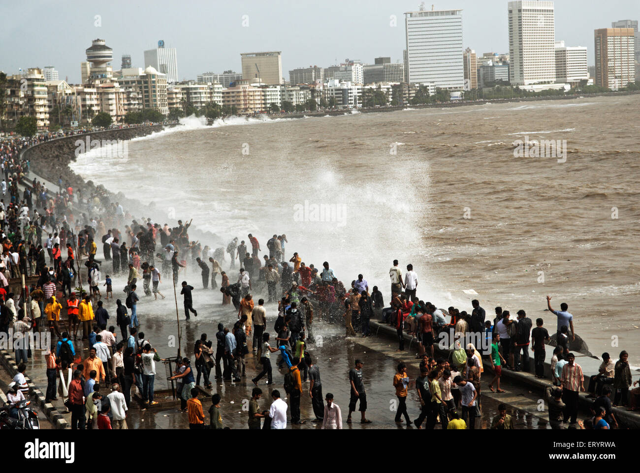 Menschen, die genießen Scatqueens Wellen am marine Drive; Bombay Mumbai; Maharashtra; Indien 24. Juli 2009 Stockfoto
