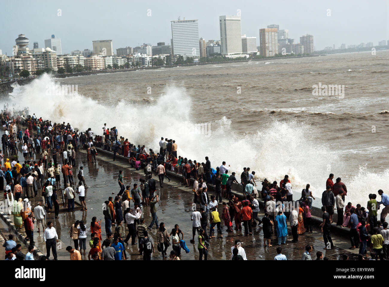 Menschen, die genießen Scatqueens Wellen am marine Drive; Bombay Mumbai; Maharashtra; Indien 24. Juli 2009 Stockfoto