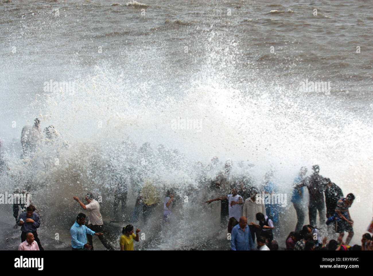 Menschen genießen Monsun Wellen , Marine Drive , Bombay , Mumbai , Maharashtra , Indien , Asien Stockfoto