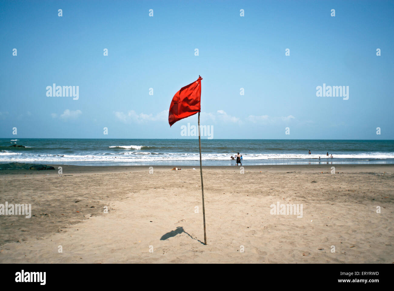 Rote Fahne am Anjuna Strand; Goa; Indien 8. Mai 2008 Stockfoto
