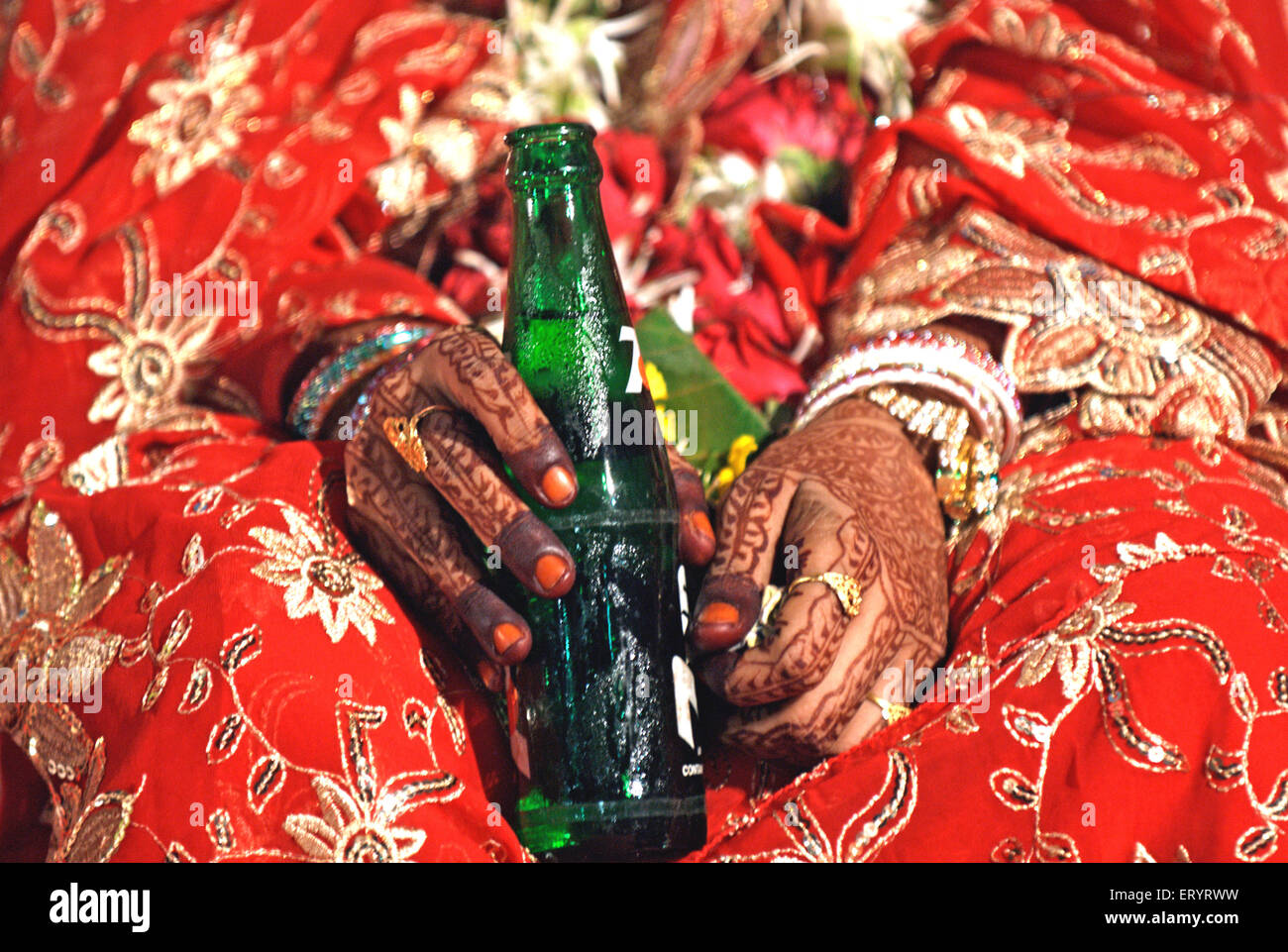 Muslimische Braut hält Softdrink Flasche in Eheschließung 15. Juni 2009 Stockfoto