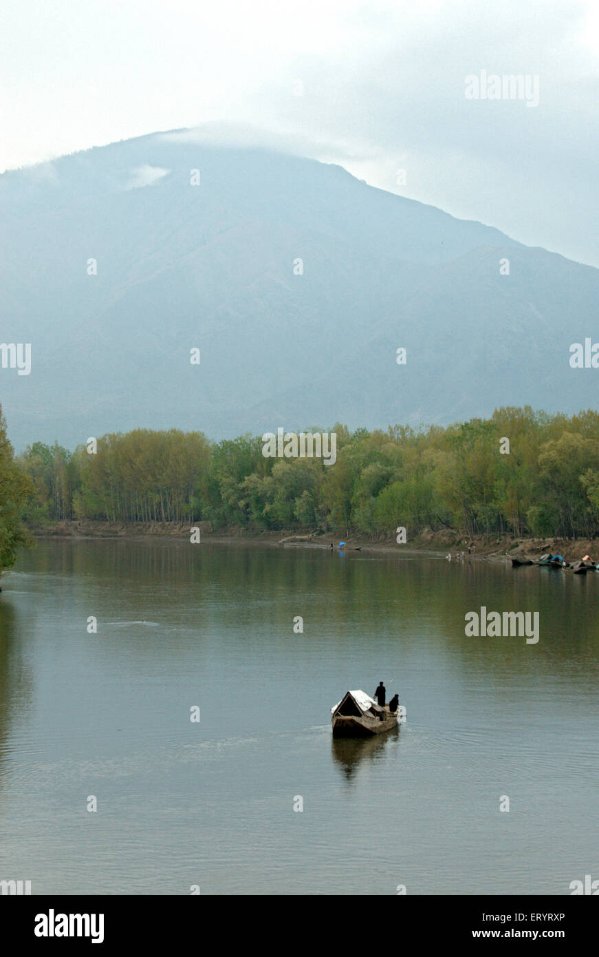 Boot im Fluss; Lolab jhelum Tal; Sopore; Baramulla, Jammu und Kaschmir, Indien - Aum 174059 Stockfoto