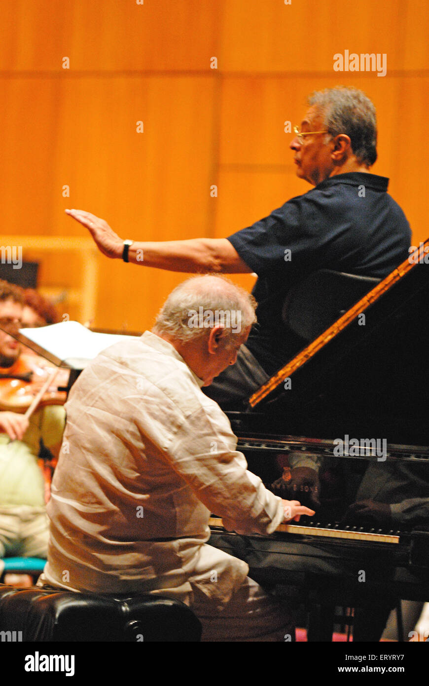 Zubin Mehta , indischer Dirigent und Pianist Daniel Barenboim , NCPA , Jamshed Bhabha Theater , Bombay , Mumbai , Maharashtra , Indien , Asien Stockfoto