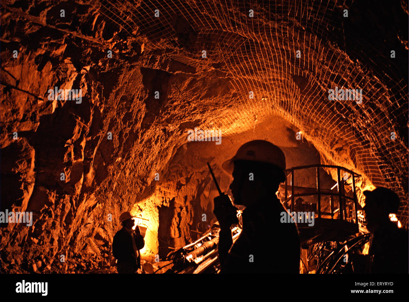 Ingenieure prüfen Tunnelbau an Stelle des Wasserkraft-Projekt; URI; Jammu und Kaschmir; Indien 6. April 2008 Stockfoto