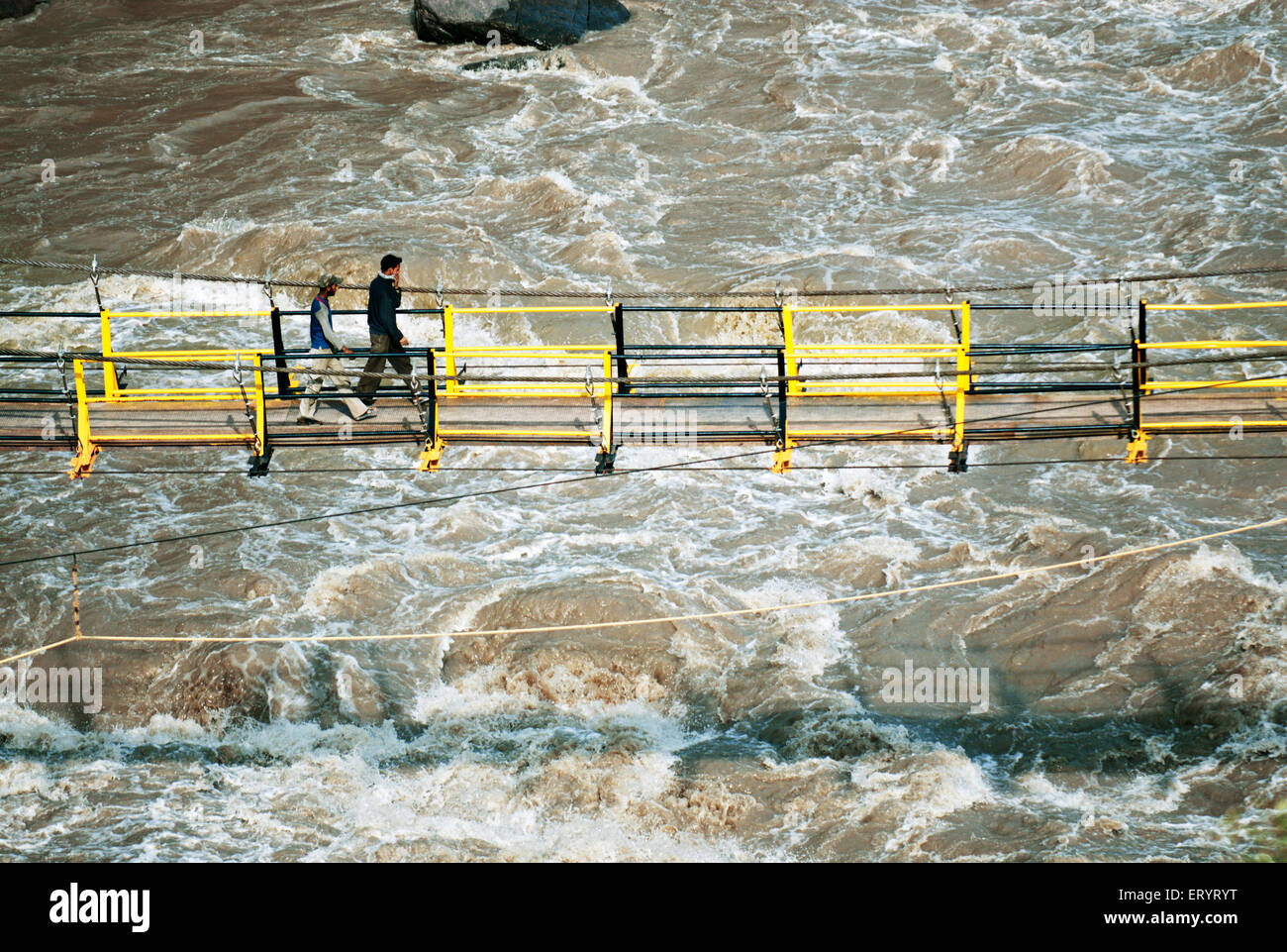 Menschen über Brücke , Jhelum Fluss , Uri , Baramulla , Jammu und Kaschmir , Indien , Asien Stockfoto