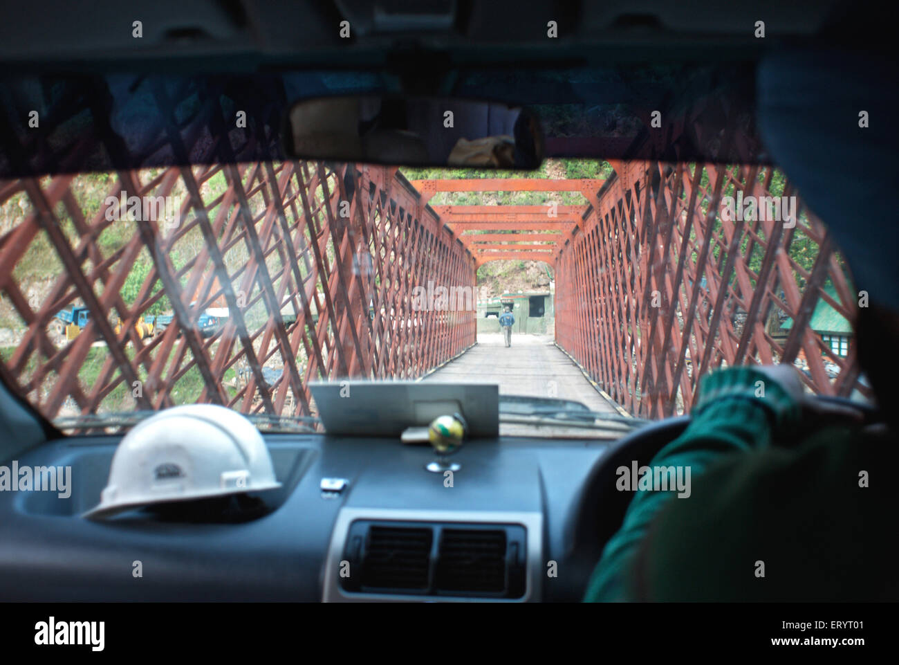 Auto auf Truss Brücke in Uri; Jammu und Kaschmir; Indien, asien Stockfoto