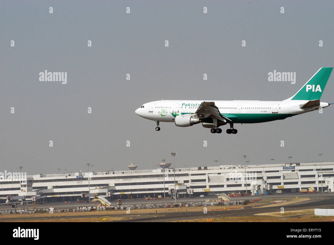 Pakistan International Airlines , Flugzeuglandung , Flughafen Sahar , Chhatrapati Shivaji Maharaj International Airport , Bombay , Mumbai , Indien Stockfoto