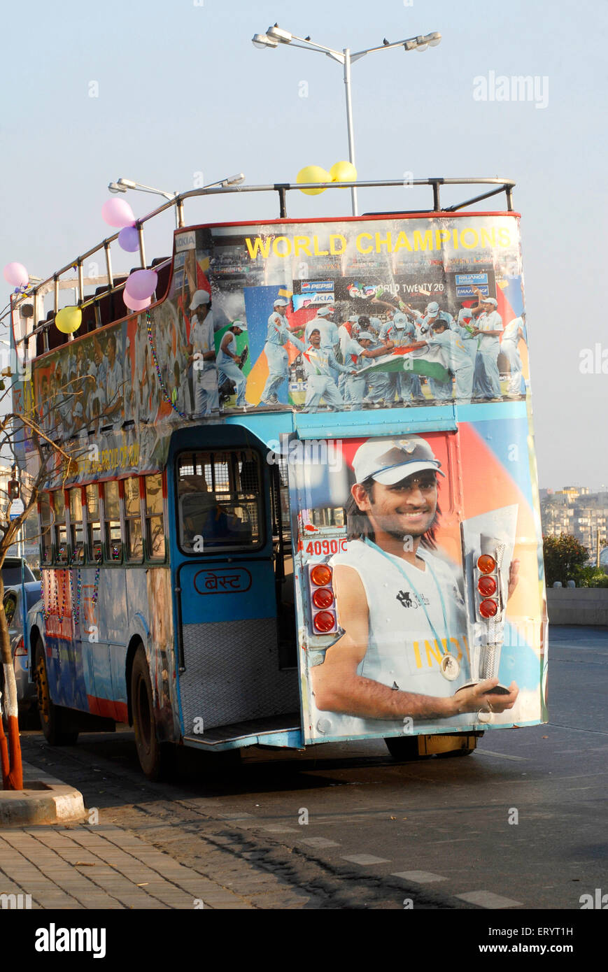 Mahendra Singh Dhoni mit indischen Cricket-Team Bild auf Bus für den Sieg Prozession, Bombay, Mumbai, Maharashtra, Indien, indische Cricket, Asien Stockfoto