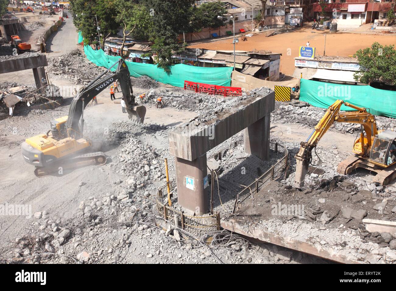 Sant Dnyaneshwar Überführung abgerissen im Lalbaug; Bombay Mumbai; Maharashtra; Indien Stockfoto