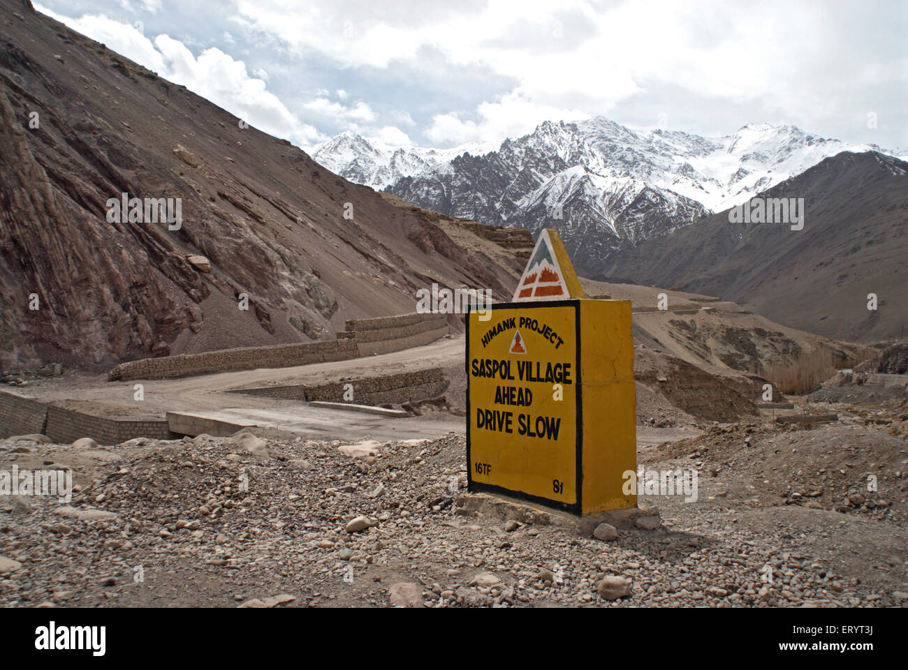 Saspol Dorf und fahren langsam Schild im Leh Kargil Straßen- und Himalaya-Gebirge; Ladakh; Jammu und Kaschmir Stockfoto