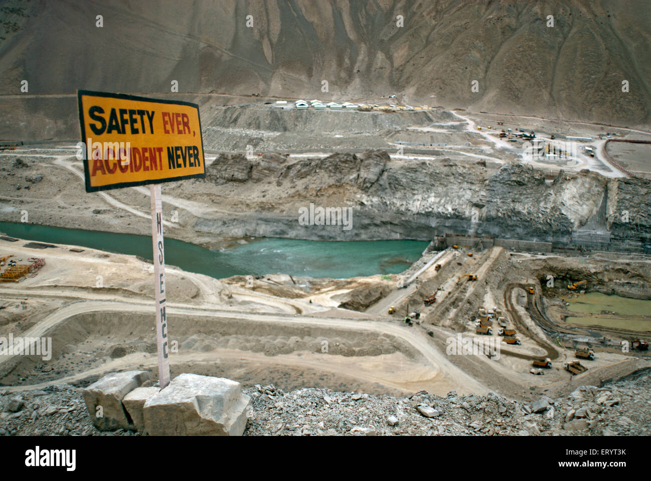 Sicherheitsschild in der Nähe von Nimoo Bazgo Projekt ; Alchi , Leh ; Ladakh ; Jammu und Kaschmir ; Indien , Asien Stockfoto