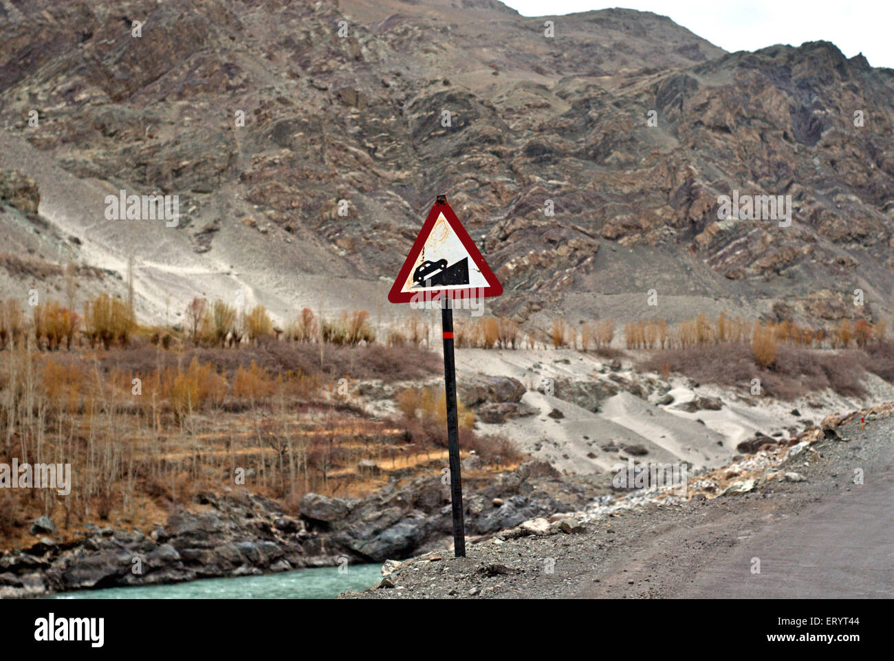 Steilen Hang Schild auf Leh Kargil Straße; Ladakh; Jammu und Kaschmir; Indien 9. April 2008 Stockfoto