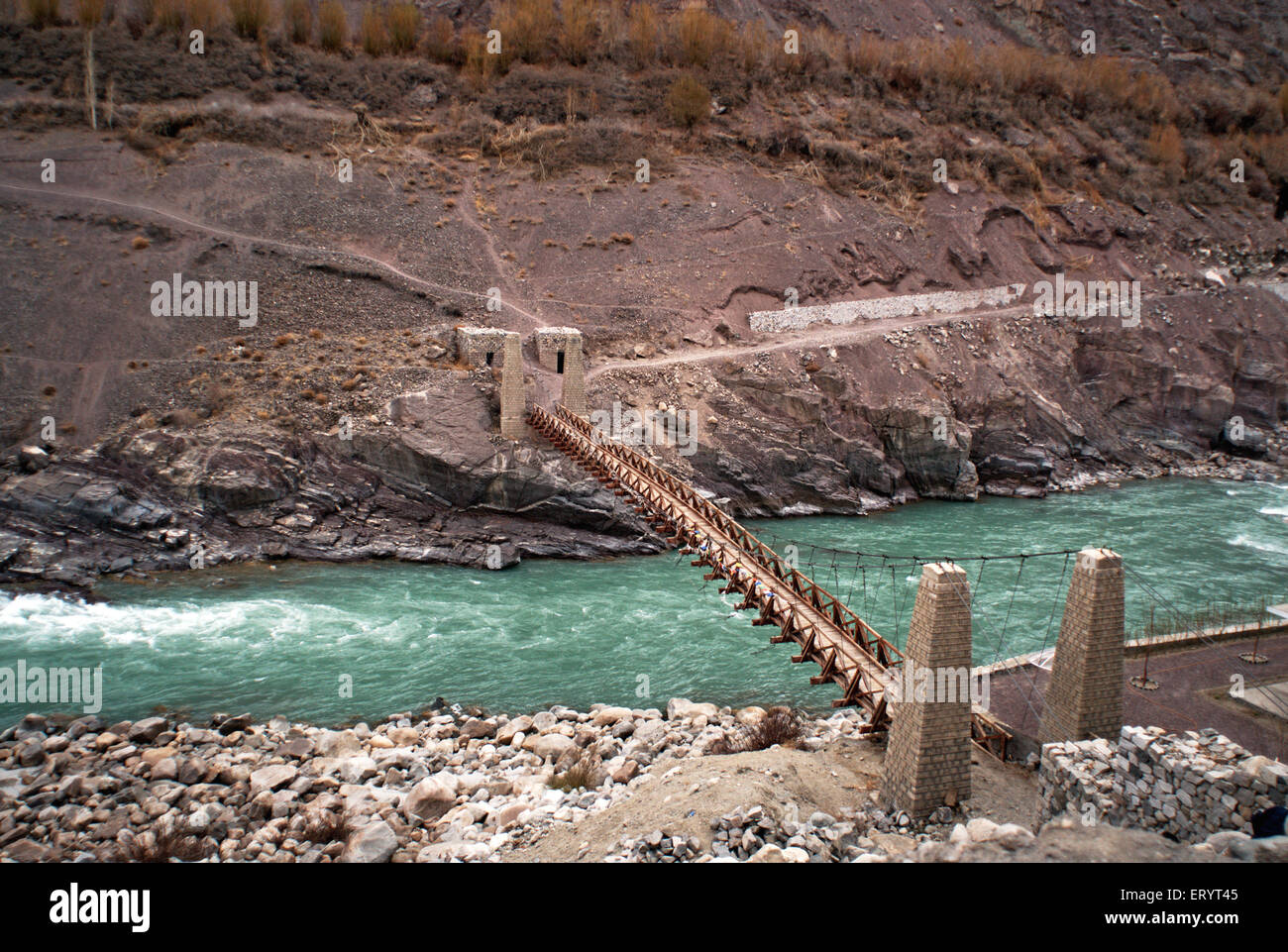 Hängebrücke auf Indus Fluss; Ladakh; Jammu und Kaschmir; Indien, Asien Stockfoto