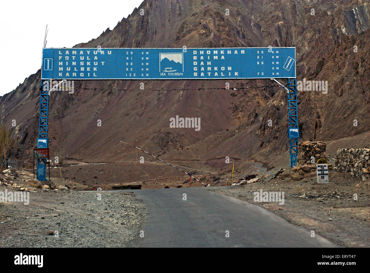 Kilometer-Distanz-Bord auf leh kargil Straße; Ladakh; Jammu und Kaschmir; Indien, Asien Stockfoto