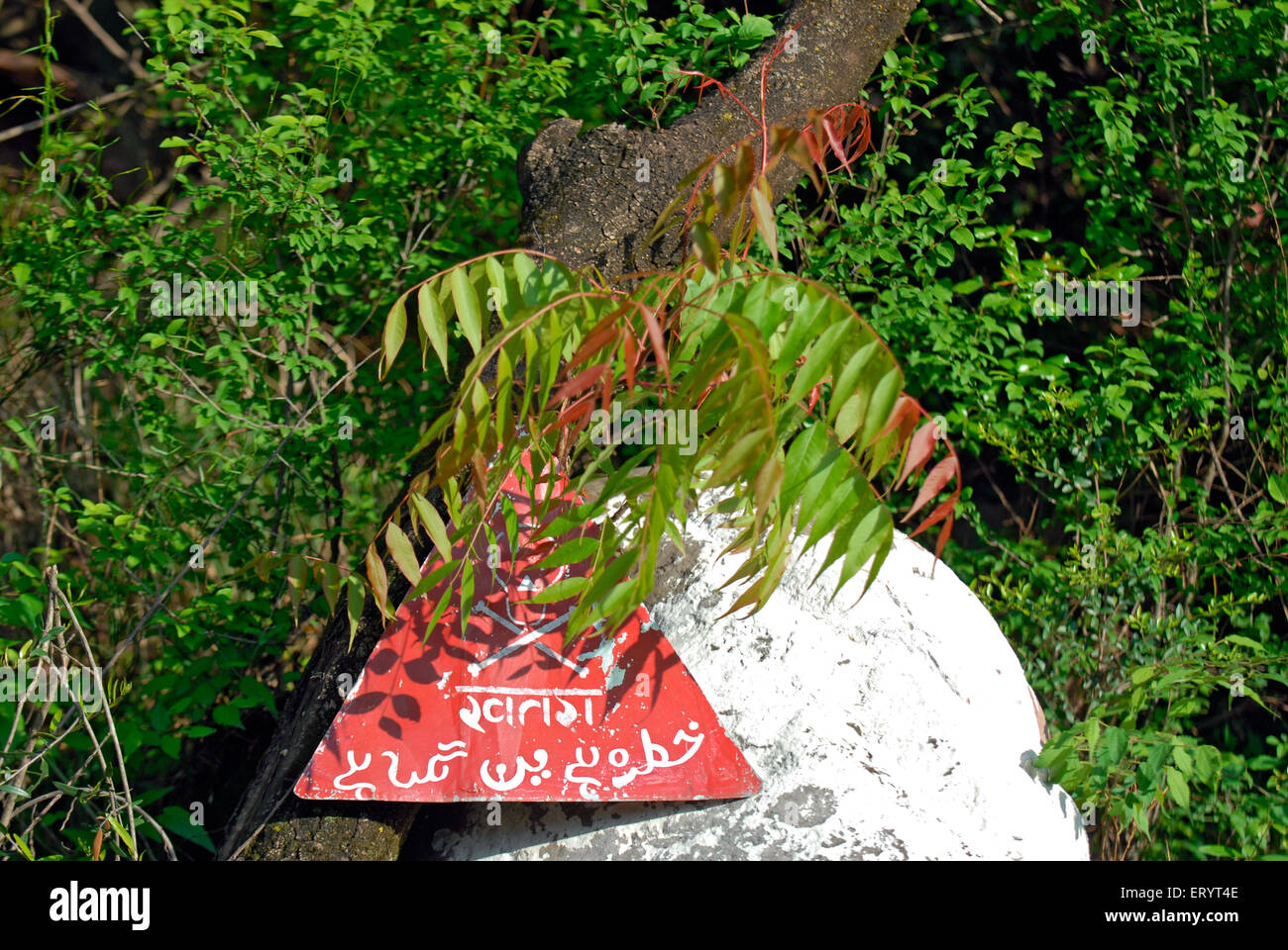 Gefahr Schild an Kaman Post ; Line of Control , Uri ; Jammu und Kaschmir ; Indien , asien Stockfoto
