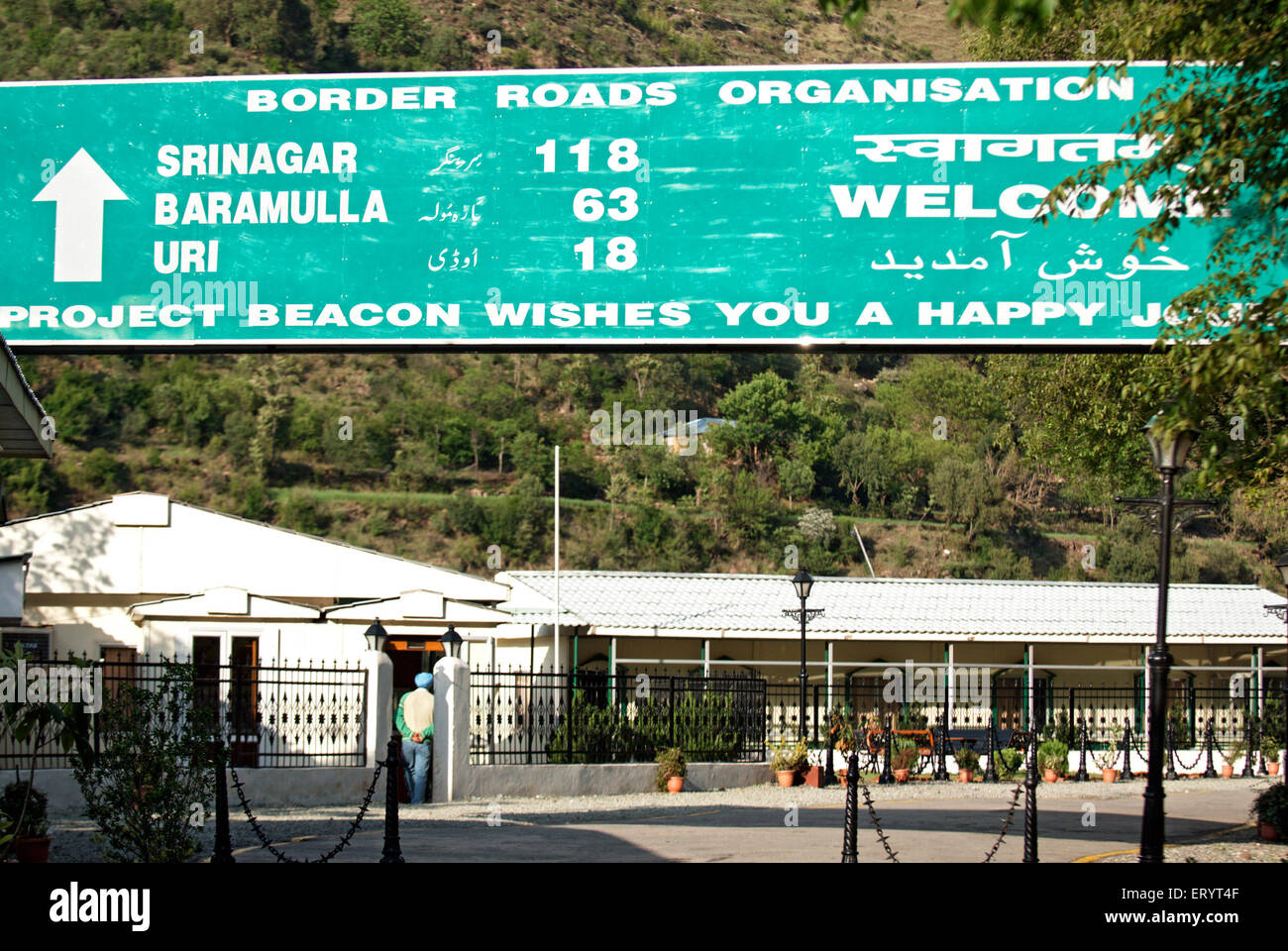 Welcome Board zeigt Entfernung von Grenzstraßenorganisation bei Kaman Post ; Line of Control , Uri ; Jammu und Kaschmir ; Indien , asien Stockfoto