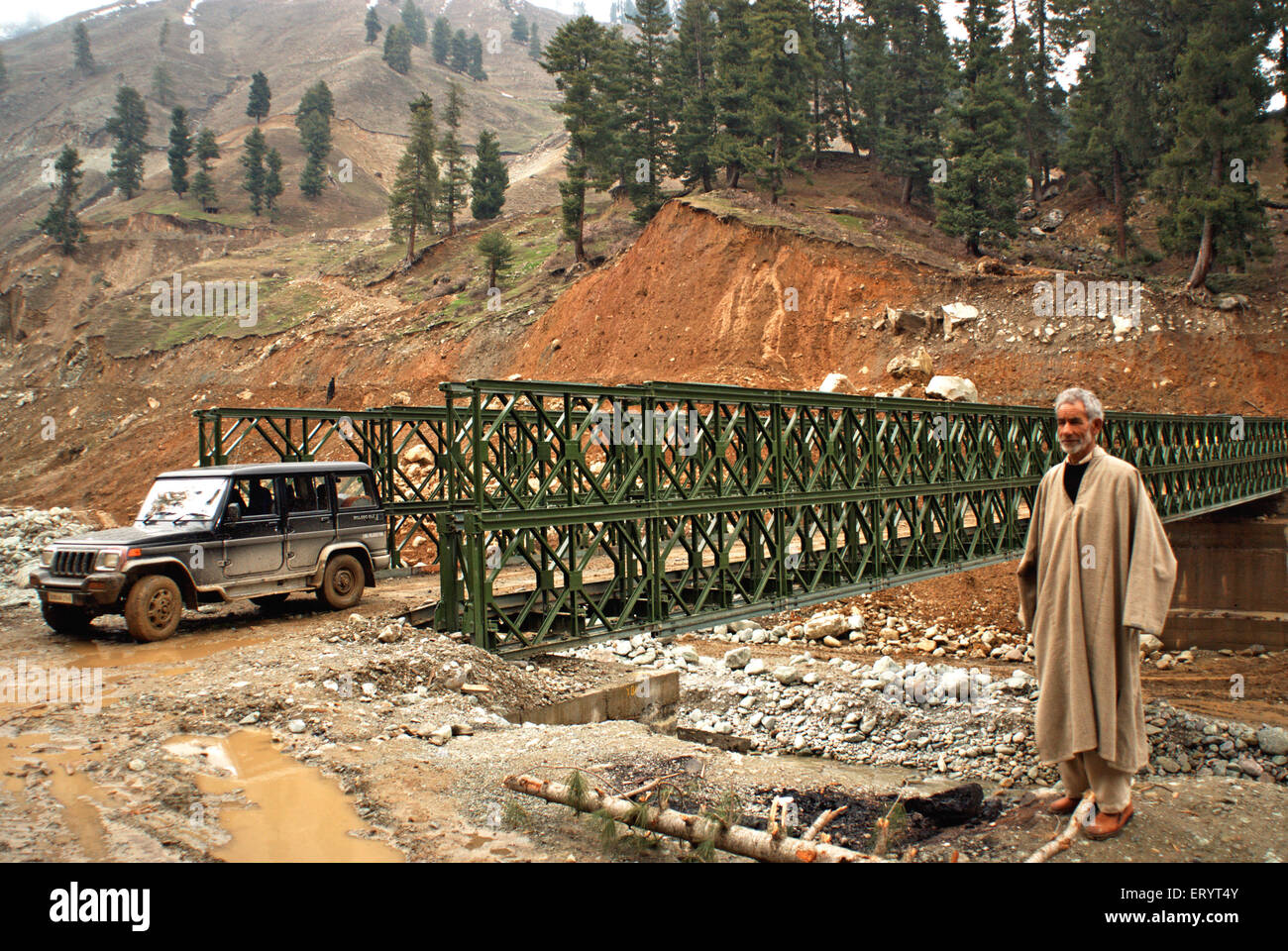 Fahrzeug auf Brücke unter konstruierten Website der Mughal Road; Jammu und Kaschmir; 8. April 2008 kein Herr Indien Stockfoto