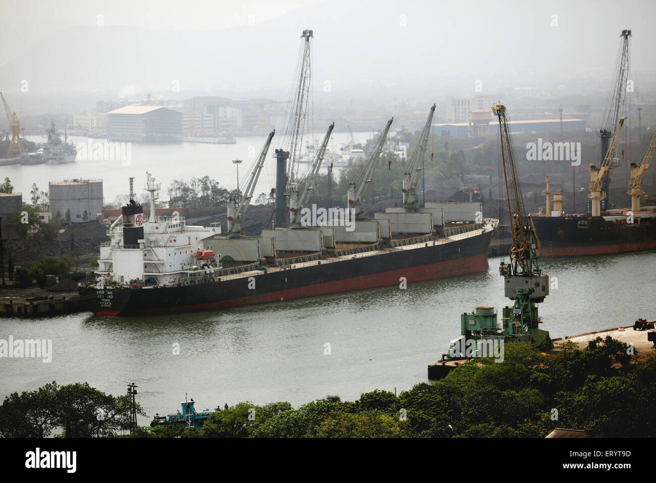 Port Trust Dock Verladeschiff mit Kran in Vishakhapatnam ; Andhra Pradesh ; Indien Stockfoto