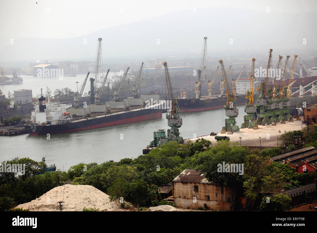 Port Trust Schiff Verladedock mit Kränen in Vishakhapatnam ; Andhra Pradesh ; Indien Stockfoto
