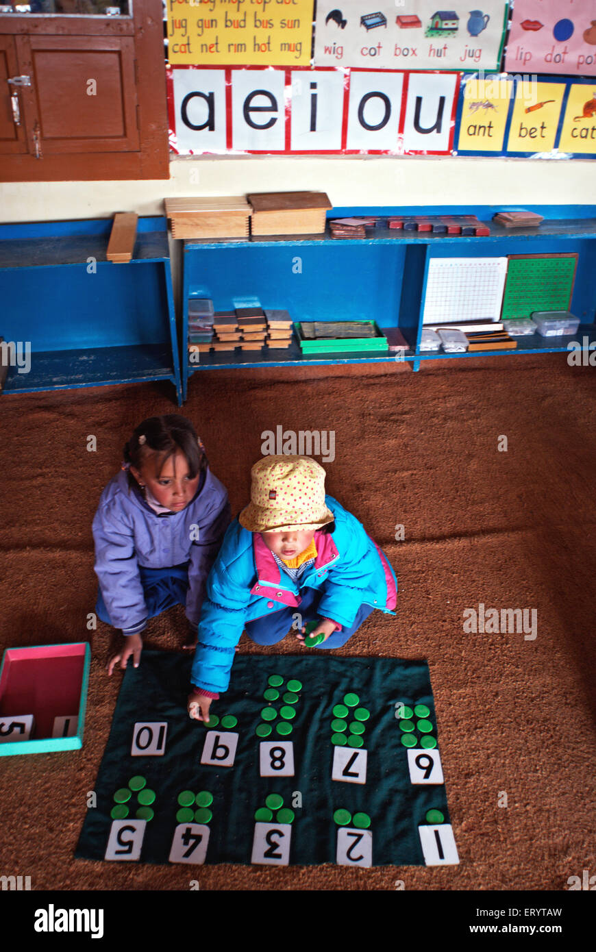 Kinder lernen Zahlen , Studenten im Klassenzimmer , Leh , Ladakh , Jammu und Kaschmir , Indien , Asien Stockfoto