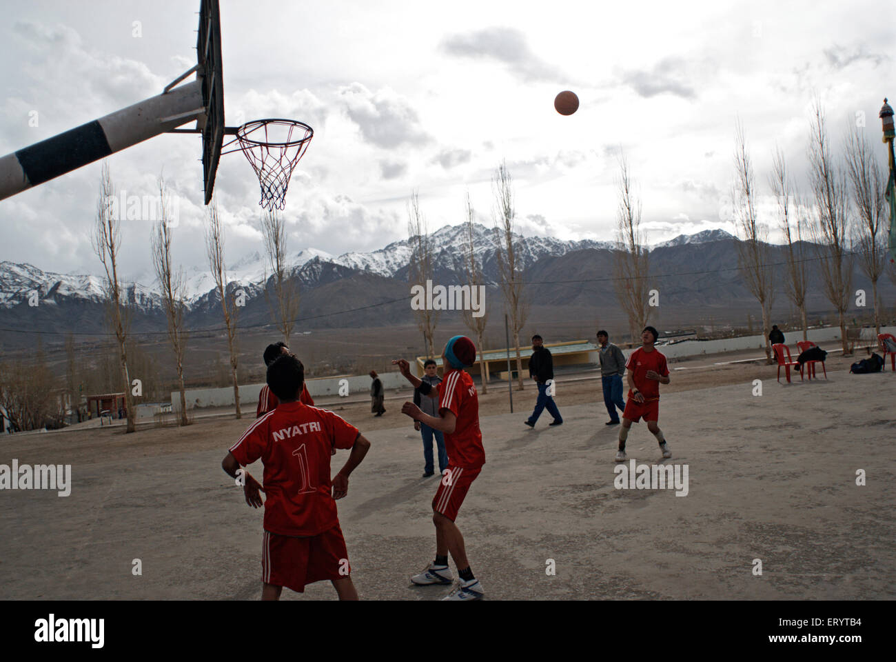 Studenten spielen Basketball , Leh , Ladakh , Jammu und Kaschmir , Indien , Asien Stockfoto