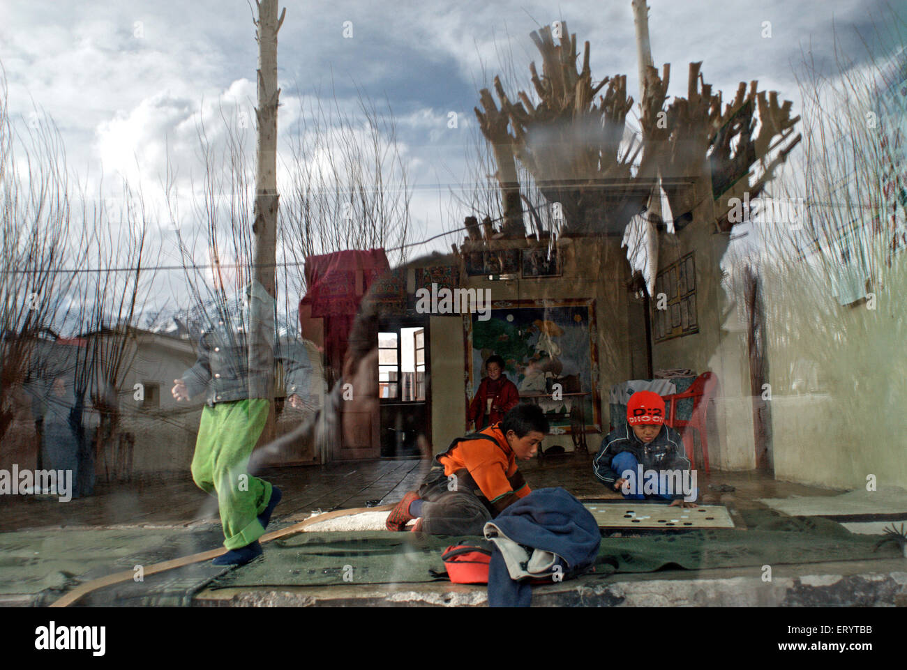 Kinder spielen carrom , Leh , Ladakh , Jammu und Kaschmir , Indien , Asien Stockfoto