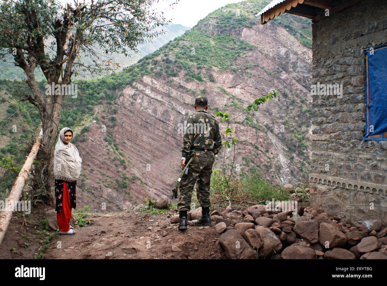 Grenze Sicherheit Kraft Soldat mit Frau Urusa; URI; Jammu und Kaschmir; Indien nicht Herr 7. April 2008 Stockfoto
